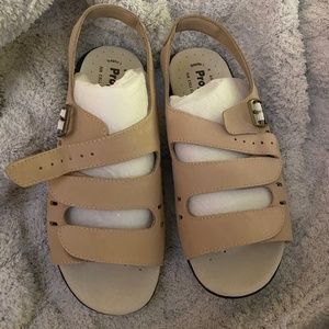 PROPET LEATHER SANDALS BRAND NEW IN BOX. SIZE 7 W